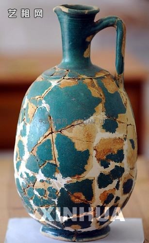 在合浦县汉代墓葬挖掘出的一个波斯绿釉陶瓶，这是目前国内首次发现东汉时期的波斯绿釉陶瓶。.jpg