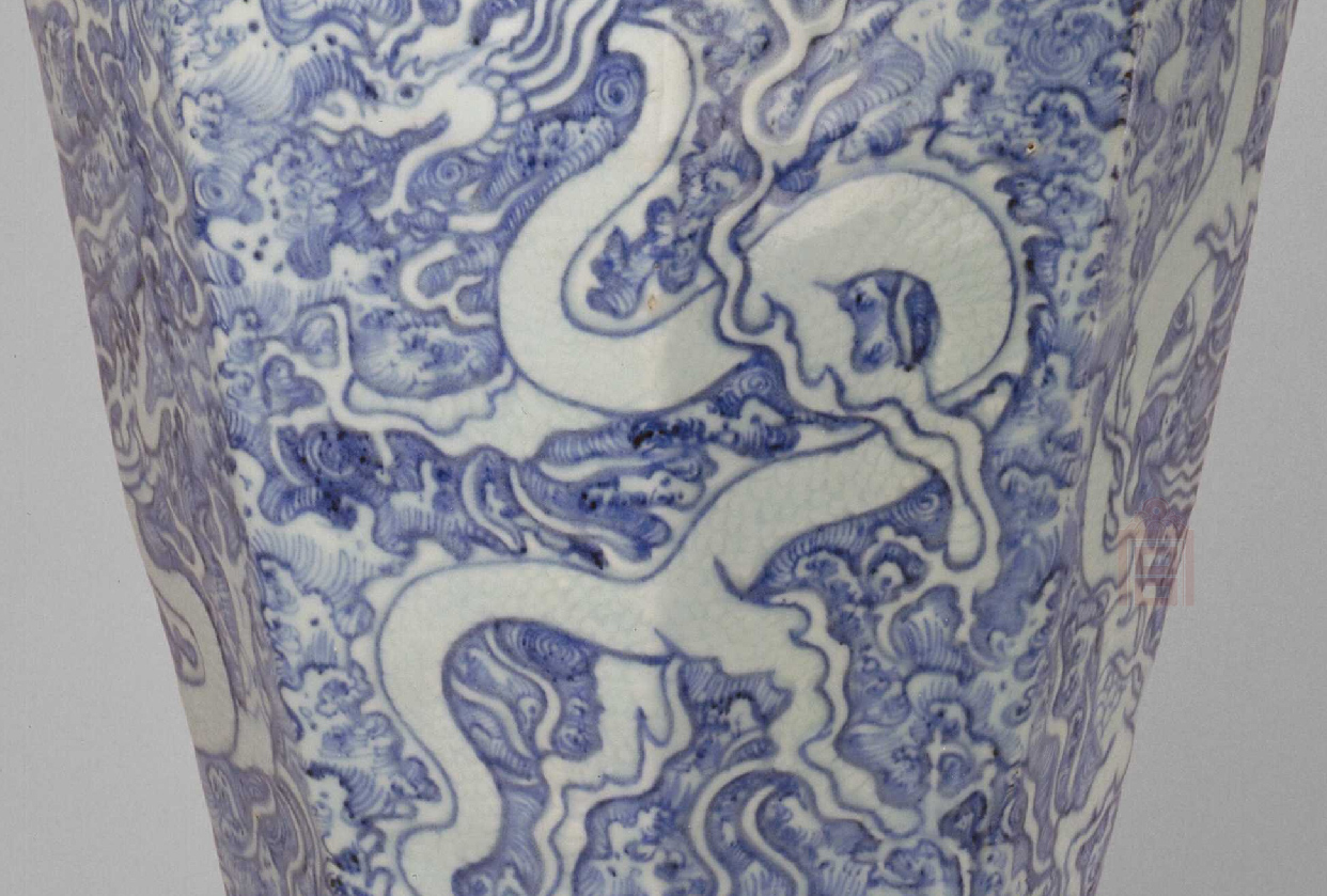 景德镇窑青花海水白龙纹八方梅瓶3.jpg
