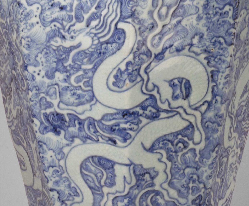 景德镇窑青花海水白龙纹八方梅瓶8.jpg