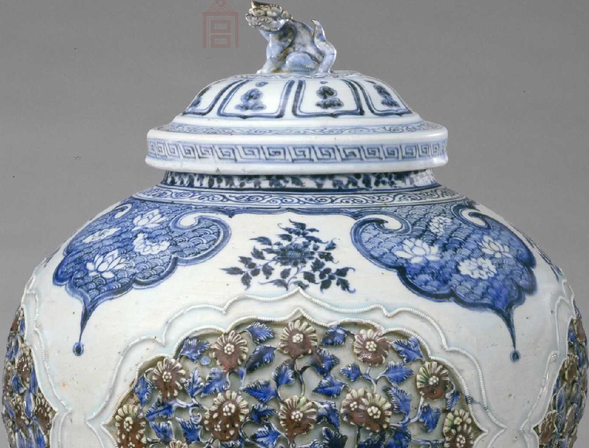 景德镇窑青花釉里红镂雕盖罐2.jpg