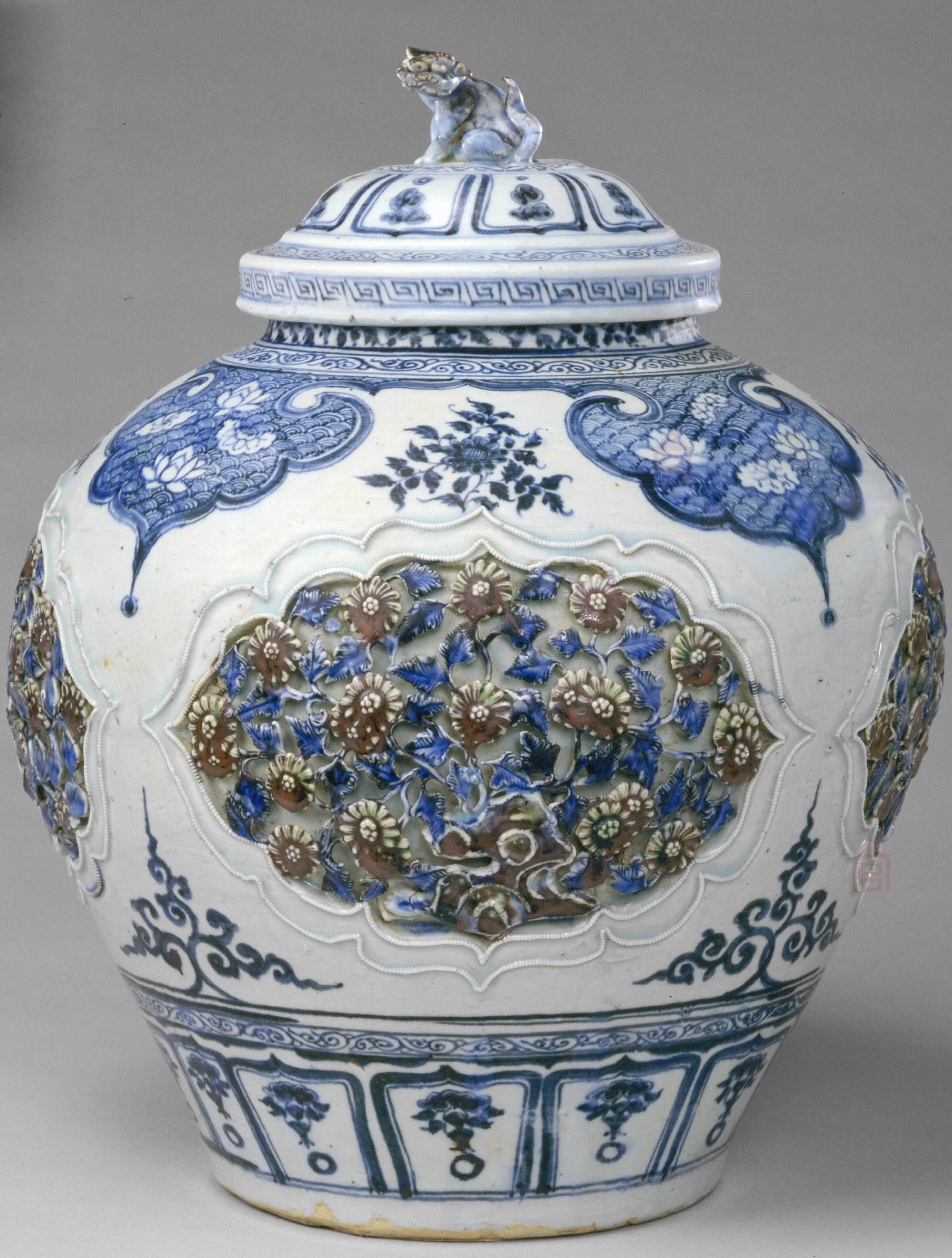 景德镇窑青花釉里红镂雕盖罐4.jpg