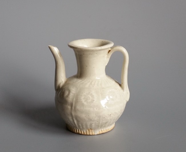 宋代白釉压花瓜棱小执壶