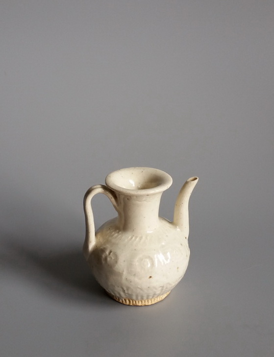 宋代白釉压花瓜棱小执壶