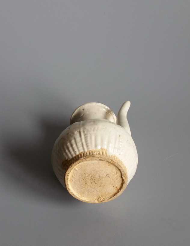 宋代白釉压花瓜棱小执壶