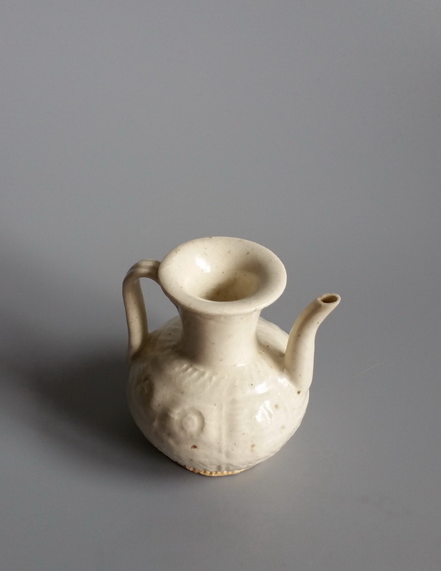 宋代白釉压花瓜棱小执壶