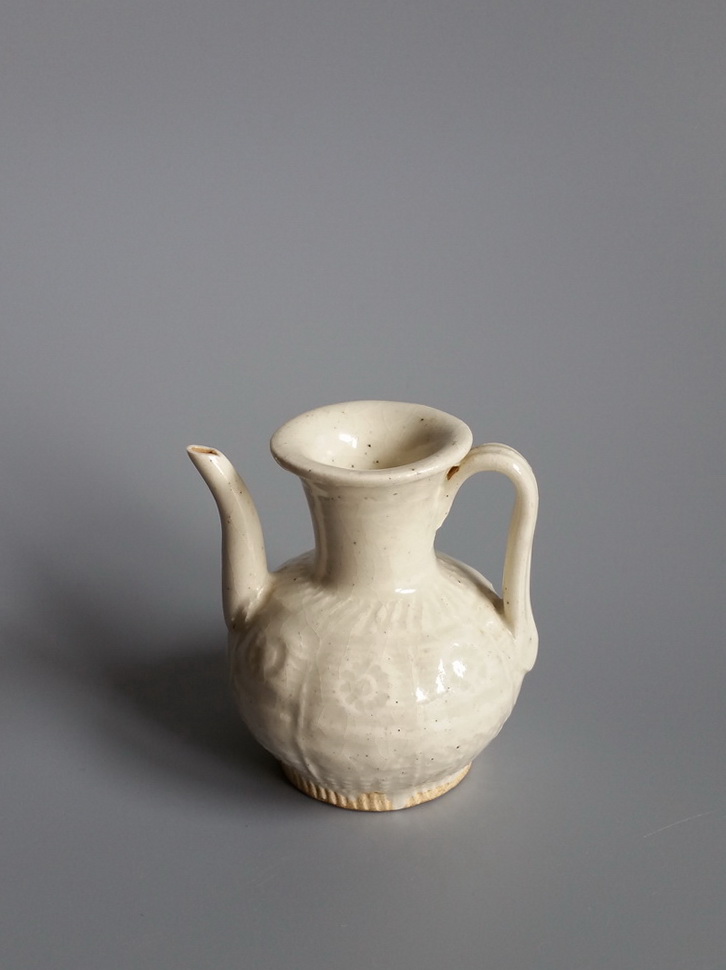 宋代白釉压花瓜棱小执壶