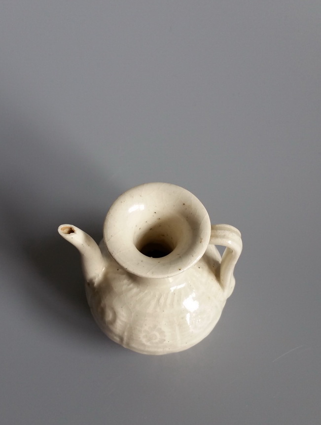 宋代白釉压花瓜棱小执壶