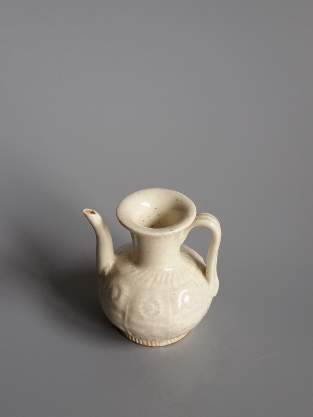 宋代白釉压花瓜棱小执壶