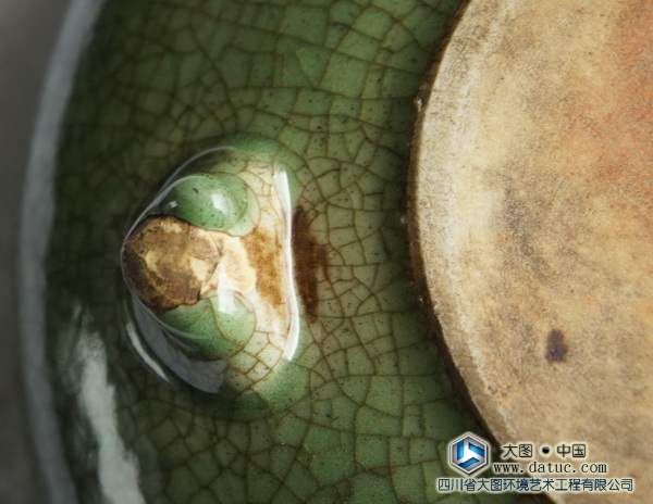 明代龙泉窑刻花三足炉(传世)