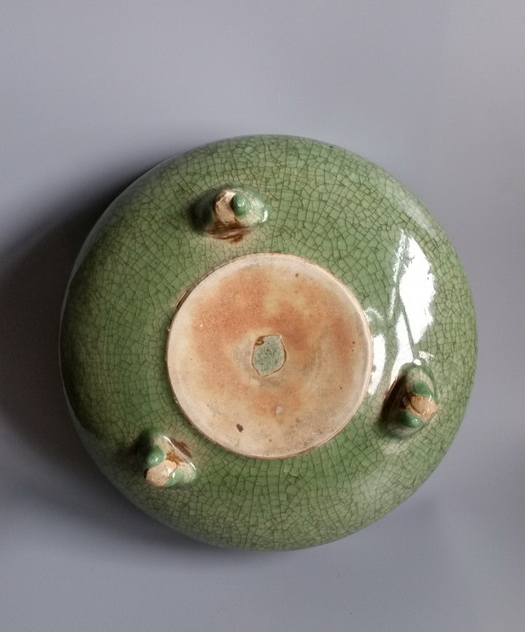 明代龙泉窑刻花三足炉(传世)