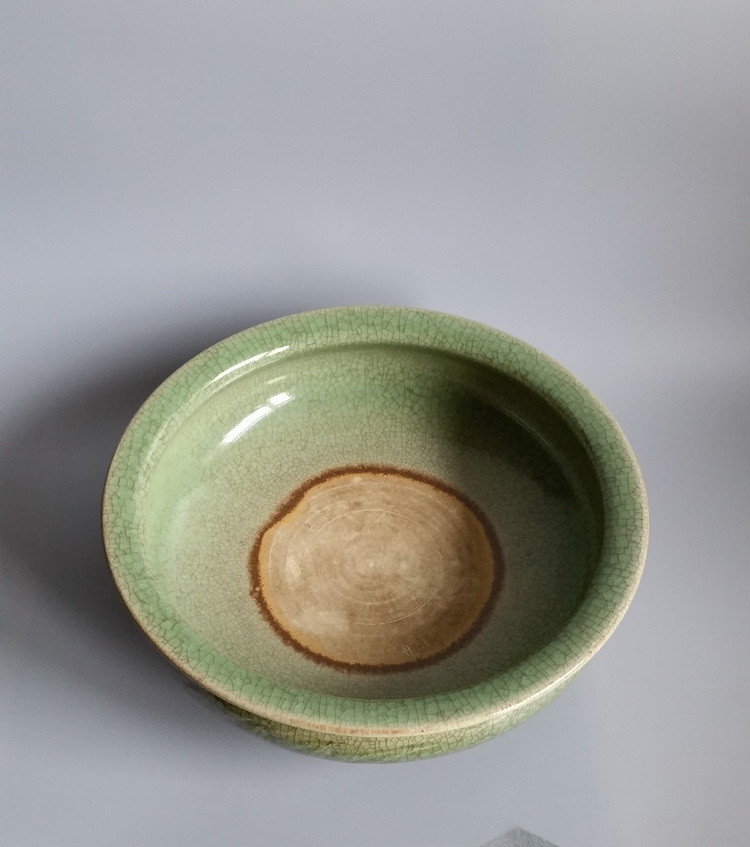 明代龙泉窑刻花三足炉(传世)