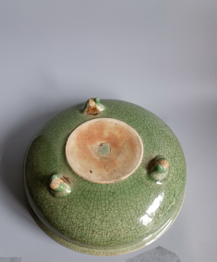 明代龙泉窑刻花三足炉(传世)