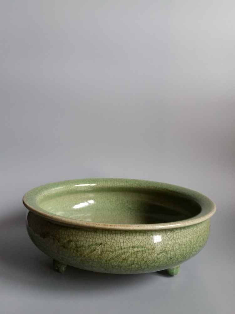 明代龙泉窑刻花三足炉(传世)