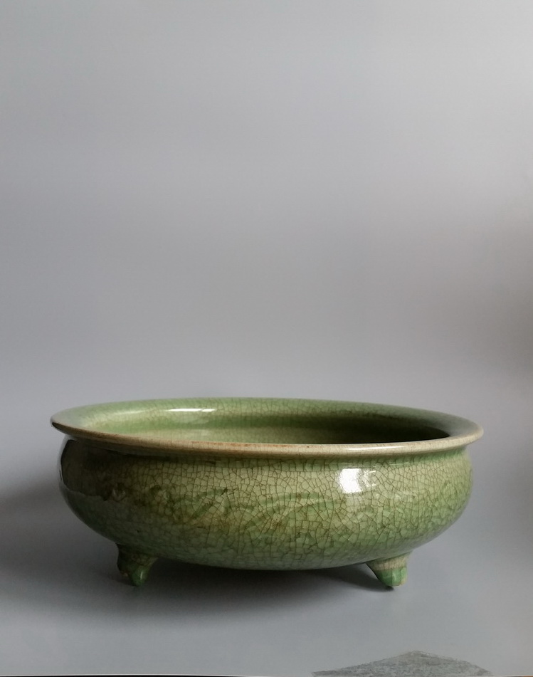 明代龙泉窑刻花三足炉(传世)