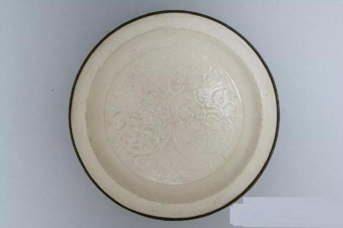 宋代 定窑白釉刻花牡丹纹盘  故宫博物院