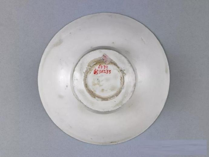 宋代 定窑白釉刻花花卉纹唾盂 故宫博物院藏