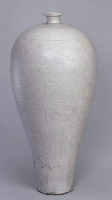 宋代 定窑白釉刻花花卉纹梅瓶 故宫博物院藏