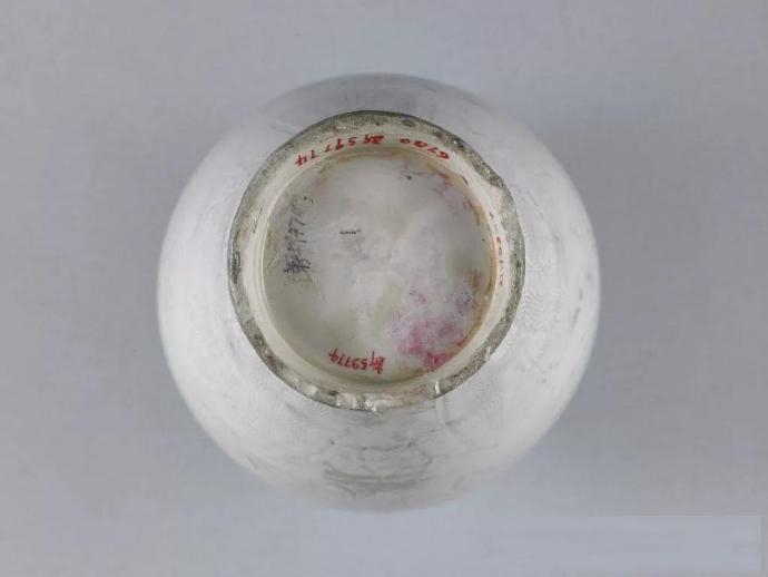 宋代 定窑白釉刻花花卉纹梅瓶 故宫博物院藏