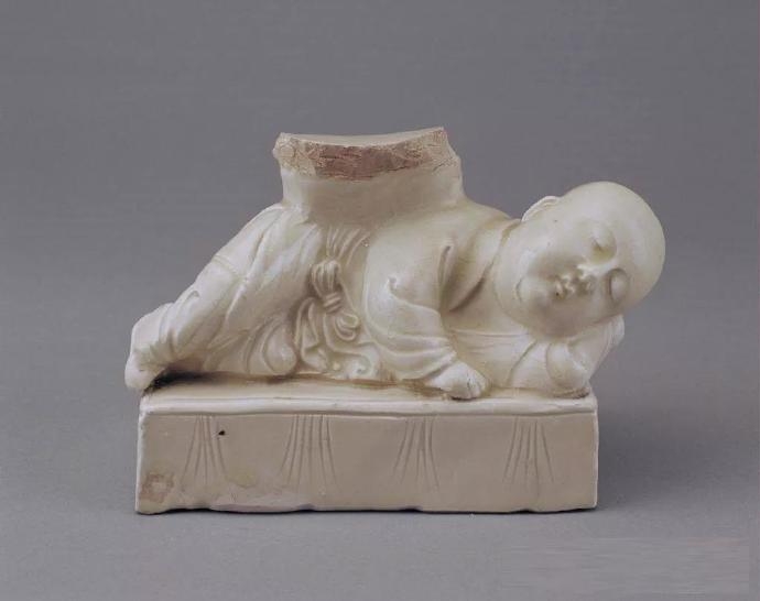 宋代 定窑孩儿枕（残） - 故宫博物院藏