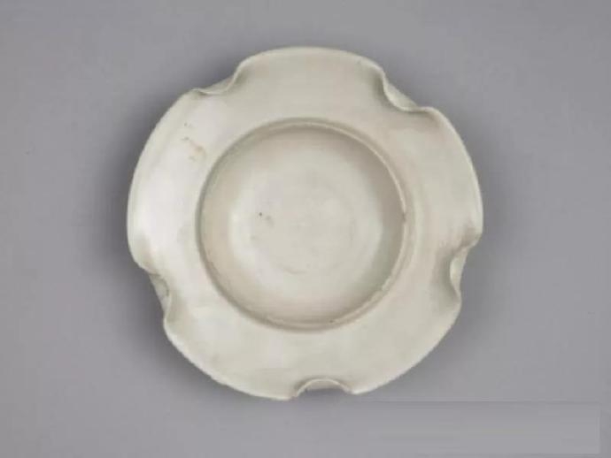 北宋 定窑白釉荷叶式盏托 故宫博物院藏