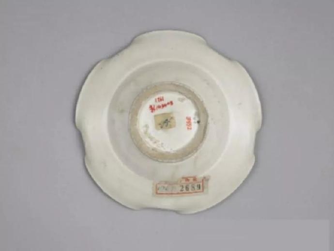 北宋 定窑白釉荷叶式盏托 故宫博物院藏