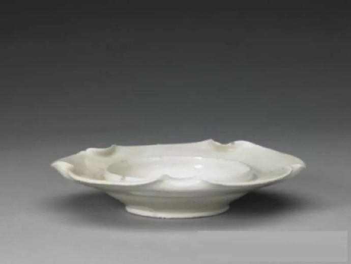 北宋 定窑白釉荷叶式盏托 故宫博物院藏