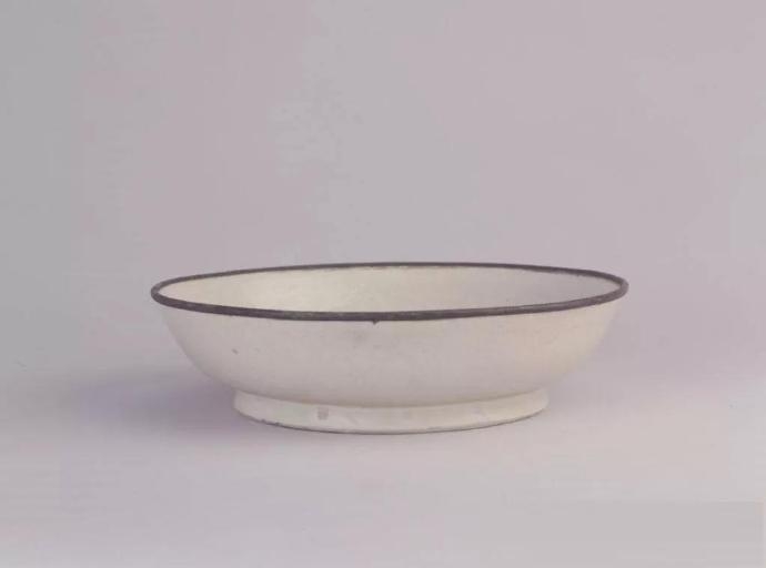 定窑白釉印花菊凤纹盘