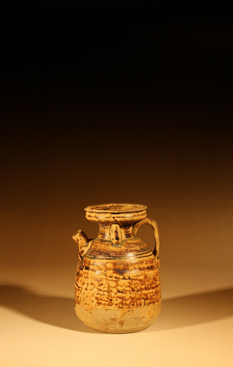 唐代梨形盘口酱釉壶