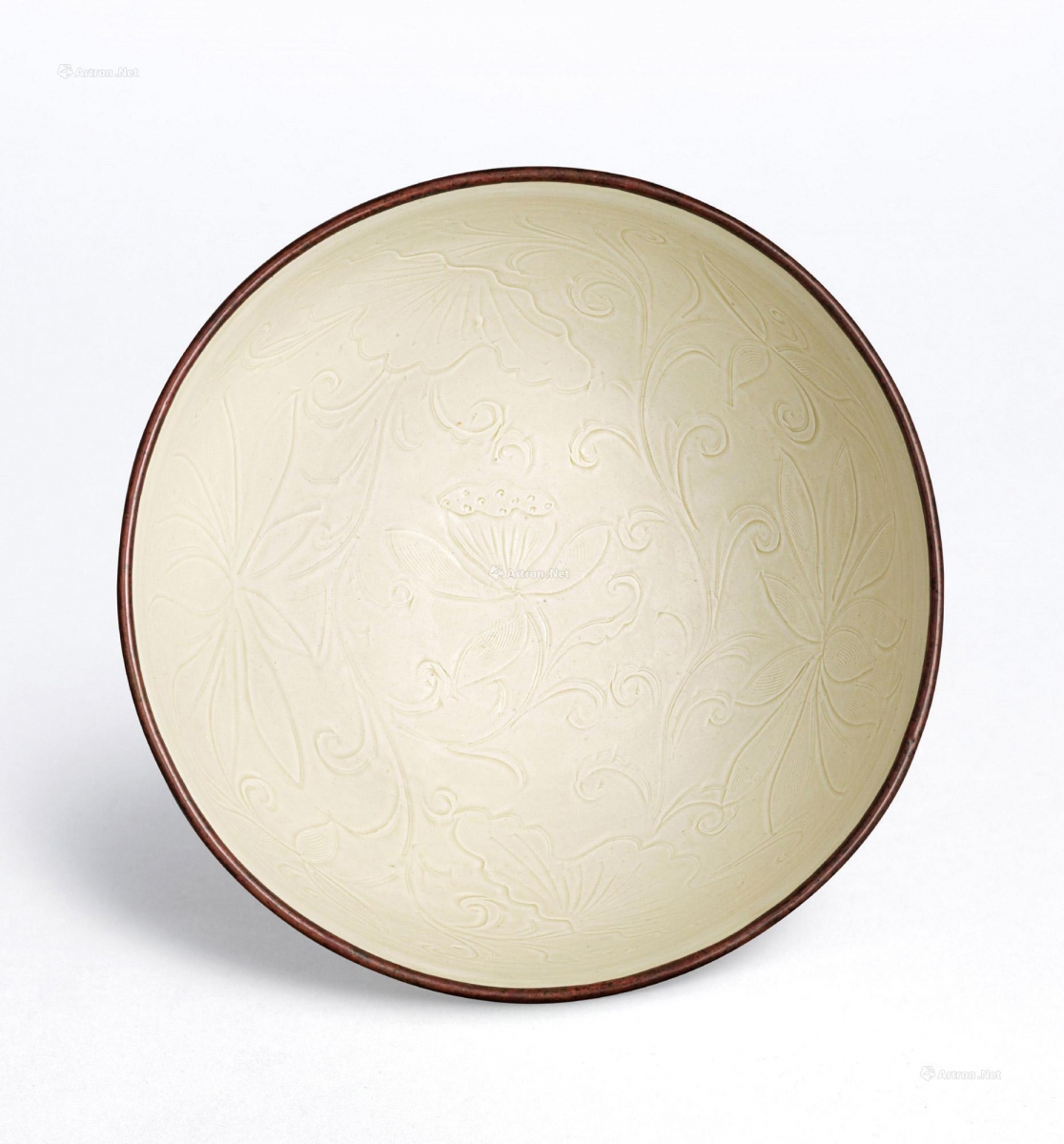 北宋晚期/金早期 定窑刻莲纹大盌 佳士得 2372万