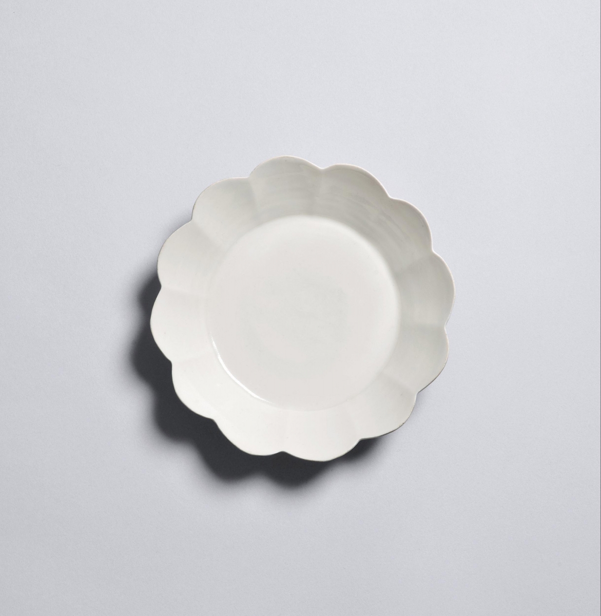 北京保利，11世纪 定窑白釉十二瓣形洗，632万