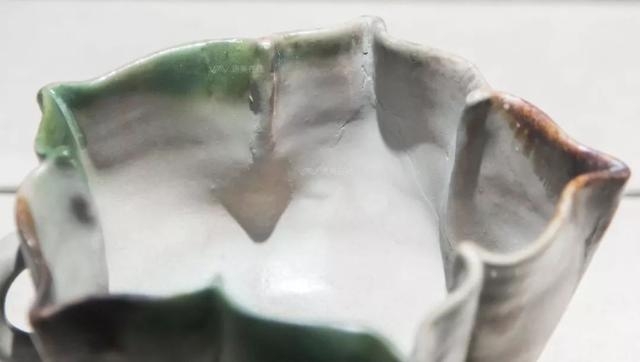 邛窑褐绿双彩单柄花口瓷杯