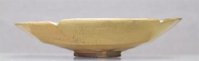 邛三彩花口瓷盘  晚唐-五代  成都博物馆藏