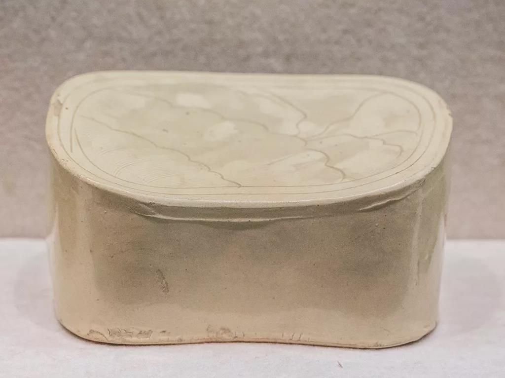 白地划花枕  金代  1994年山西省平定县西关村M2出土  山西省平定县文物管理所藏.jpg