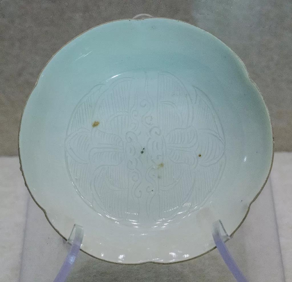 定窑白瓷“官”款墨书对蝉纹盘  1969年河北省定州市贡院内北宋太平兴国二年（977）静.jpg