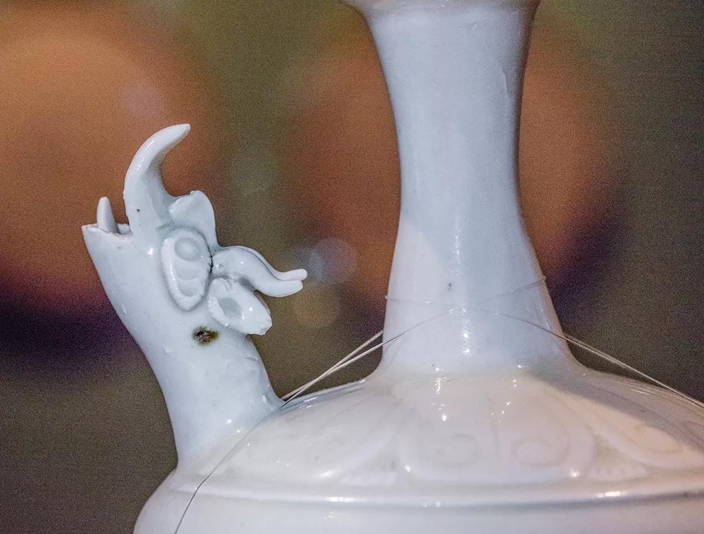 定窑白瓷刻莲纹龙首净瓶  北宋  1969年河北省定州市贡院内北宋太平兴国二年（977年）.jpg