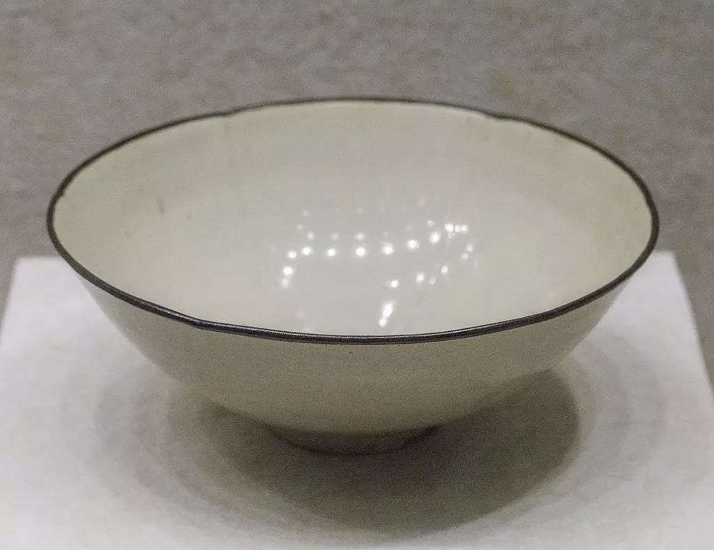 定窑白瓷铜口出筋碗  北宋  故宫博物院拨交  河北博物院藏.jpg