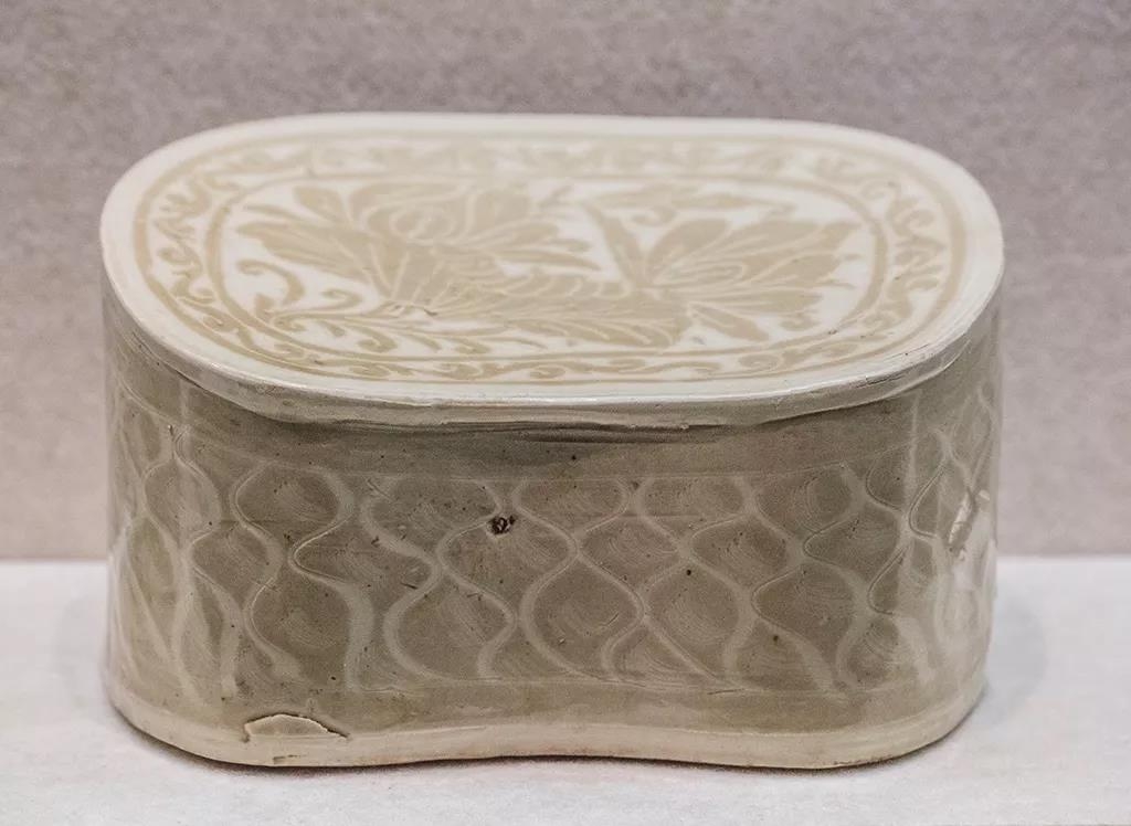 定窑白地褐花莲荷纹枕  金代  1994年山西省平定县西关村M2出土  山西省平定县文物管理所藏.jpg