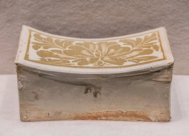 定窑白地剔褐花牡丹纹枕  金代  2002年山西省平坦镇坡头煤矿出土  山西省阳泉市郊区文.png