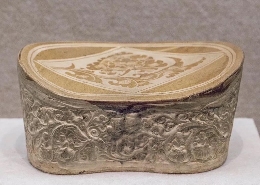 定窑褐地开光剔刻牡丹纹枕  金代  征集  河北省定州市博物馆藏.jpg