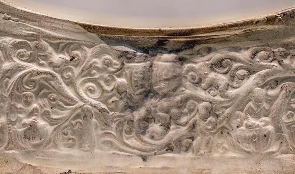 定窑褐地开光剔刻牡丹纹枕  金代  征集  河北省定州市博物馆藏1.jpg