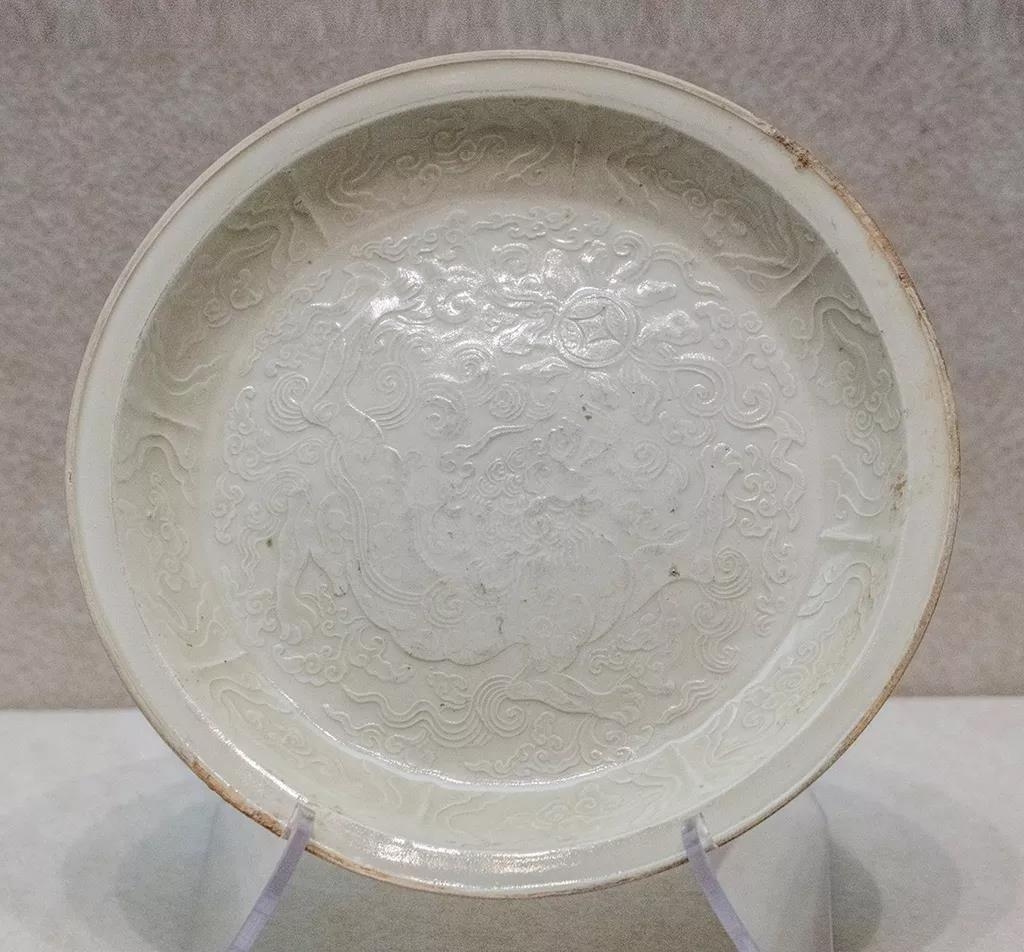 窑白瓷印花狮戏球纹盘  金代  河北省曲阳文物保管所藏.jpg