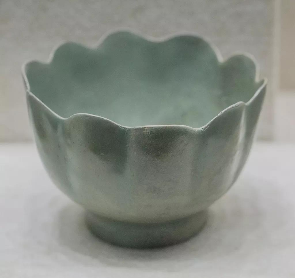 汝窑天青釉花形温碗  北宋  河南省平顶山市宝丰县清凉寺村窑址出土  河南省文物考古研究院藏.jpg