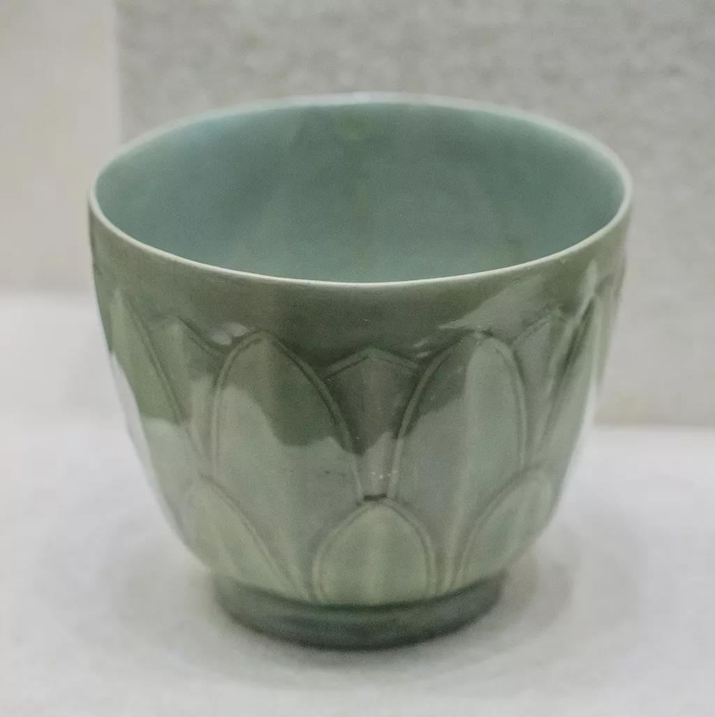 汝窑天青釉刻花莲瓣纹温碗  北宋  河南省平顶山市宝丰县清凉寺村窑址出土  河南省文物.jpg