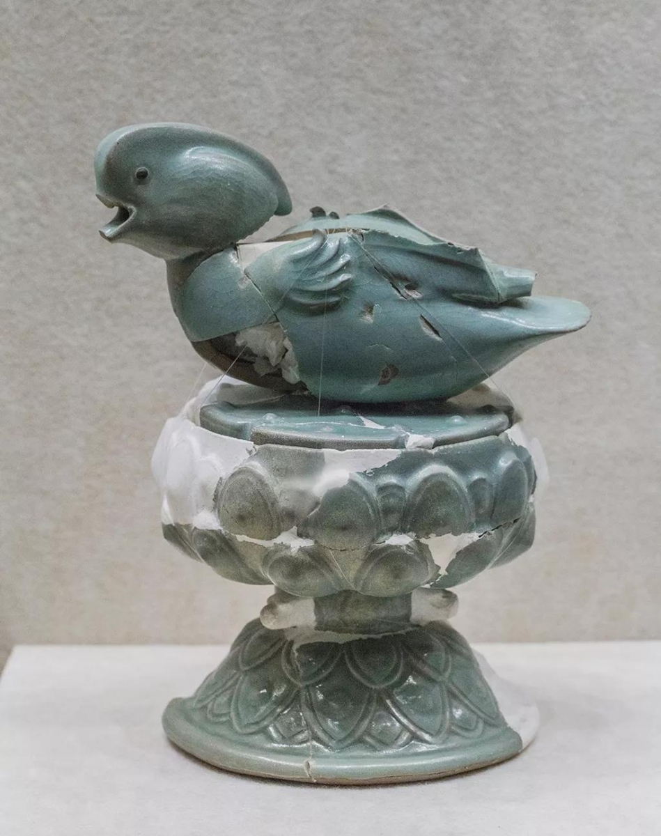 汝窑天青釉刻花莲瓣纹熏炉  北宋  河南省平顶山市宝丰县清凉寺村窑址出土  河南省文物.jpg