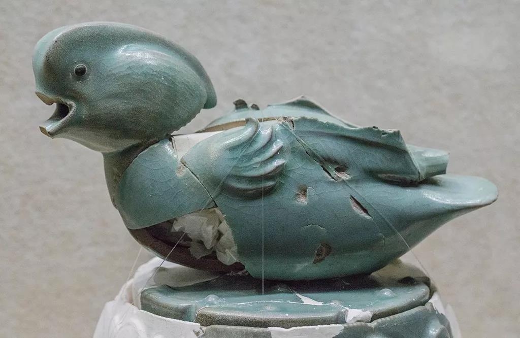 汝窑天青釉刻花莲瓣纹熏炉  北宋  河南省平顶山市宝丰县清凉寺村窑址出土  河南省文物.jpg