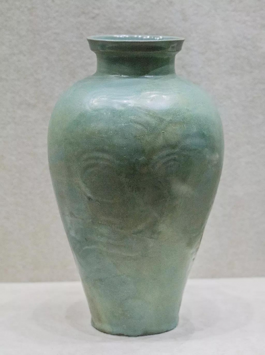 汝窑天青釉刻花龙纹瓶  北宋  河南省平顶山市宝丰县清凉寺村窑址出土  河南省文物考古.jpg