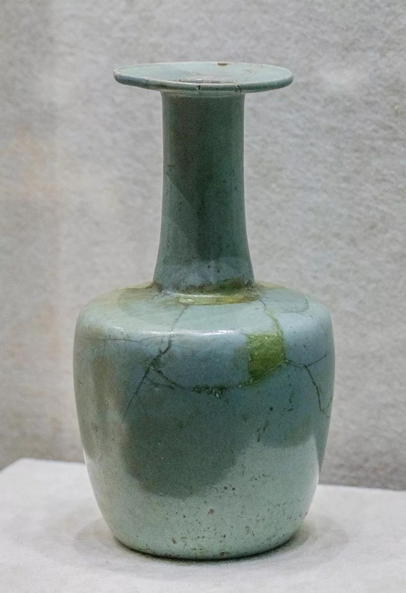 汝窑天青釉盘口折肩瓶  北宋  河南省平顶山市宝丰县清凉寺村窑址出土  河南省文物考古.jpg