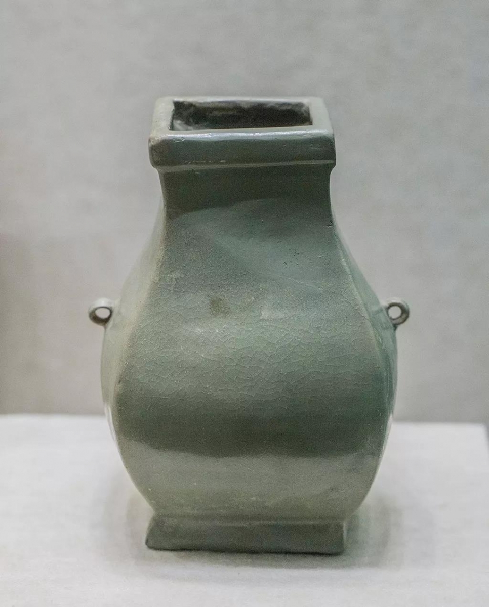 汝窑天青釉双系方壶  北宋  河南省平顶山市宝丰县清凉寺村窑址出土  河南省文物考古研究院藏.jpg