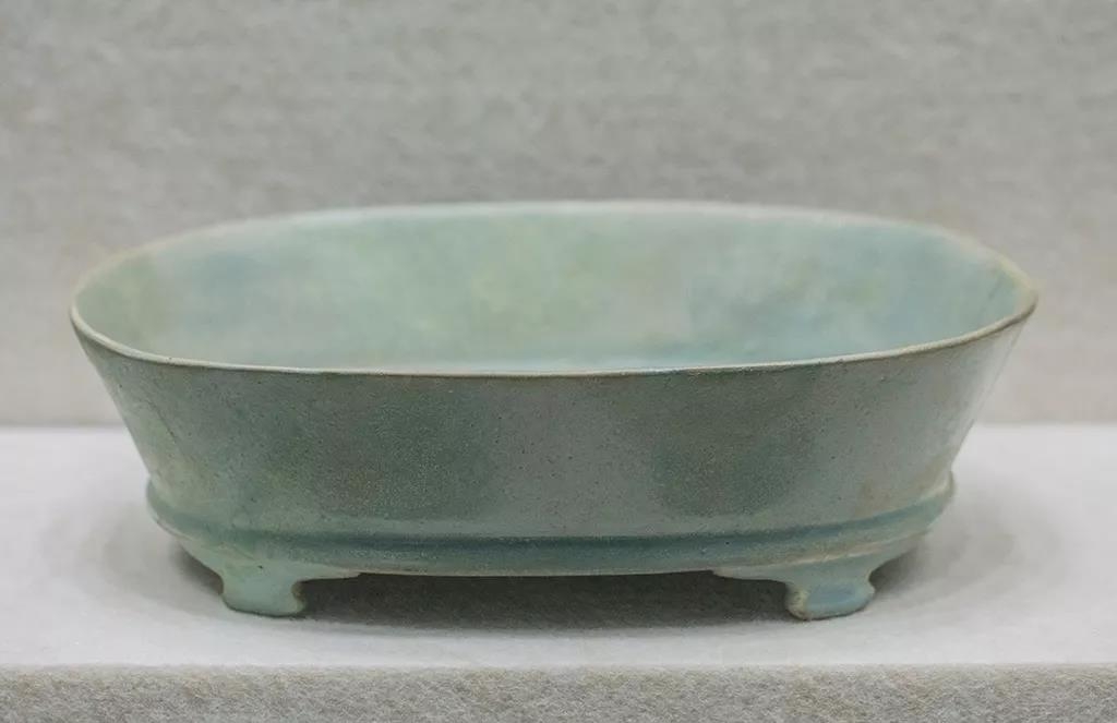汝窑天青釉椭圆形水仙盆  北宋  河南省平顶山市宝丰县清凉寺村窑址出土  河南省文物考.jpg