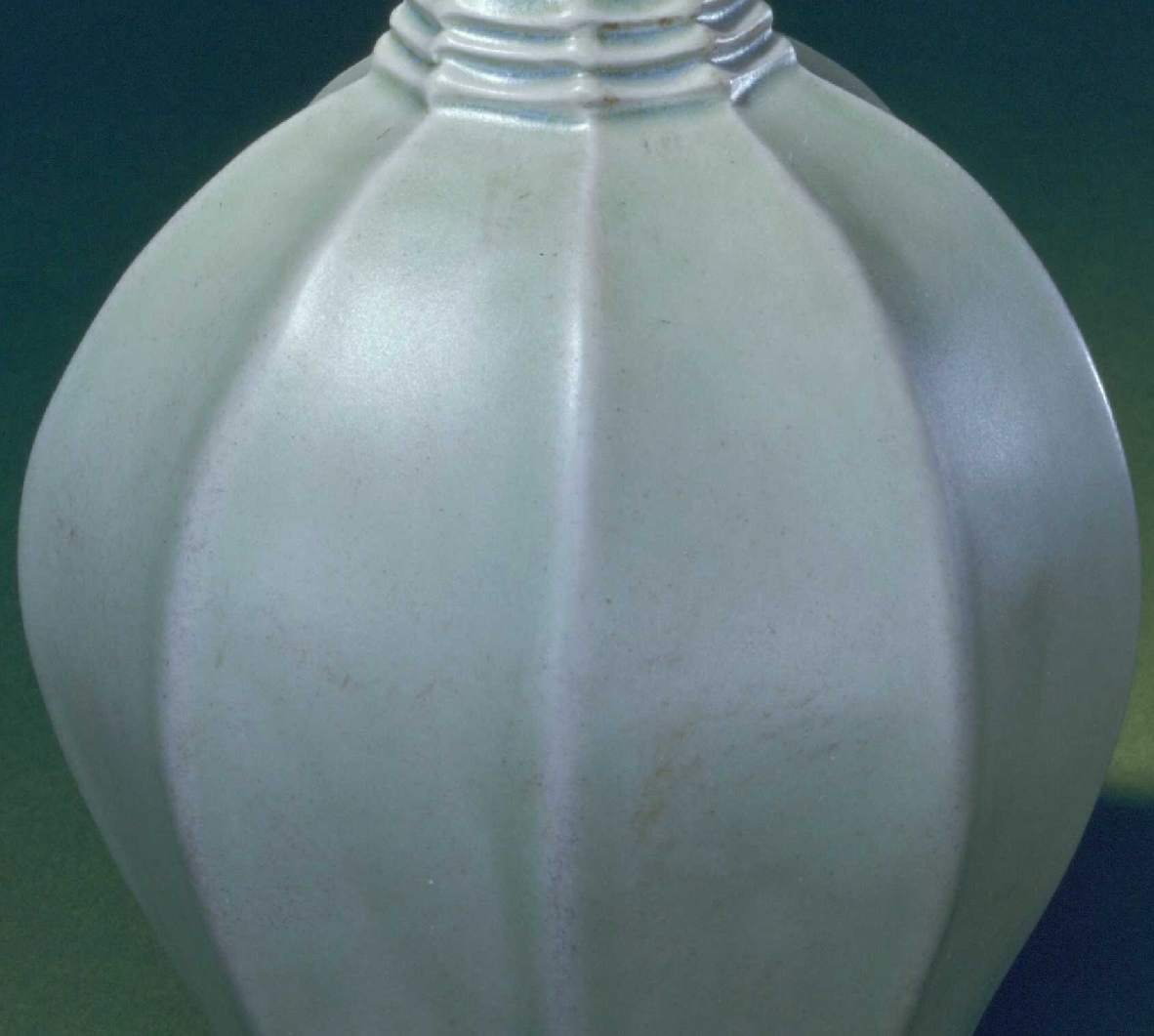 唐代 青釉八棱瓶 故宫 博物院藏